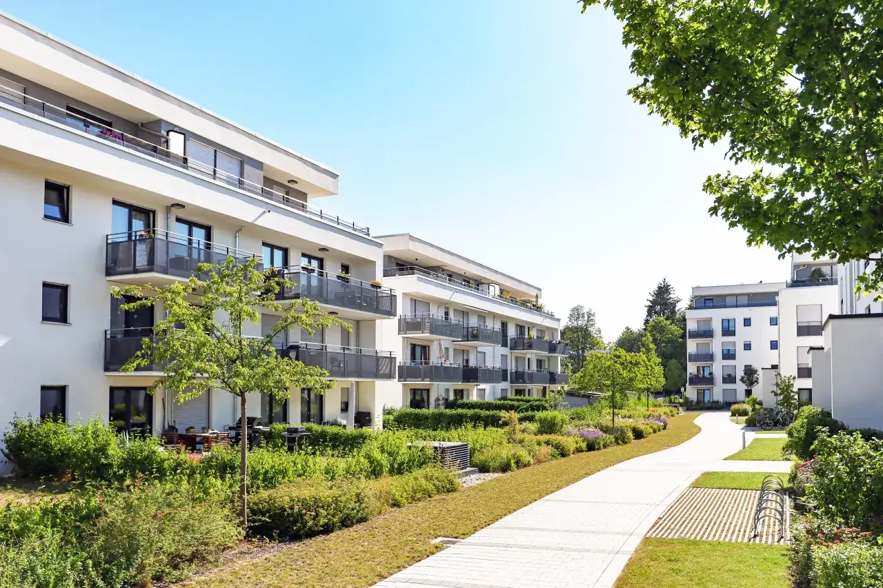 Nowoczesne apartamentowce z balkonami i zielenią. Idealne miejsce na kupno mieszkania z hipoteką za gotówkę, blisko natury.