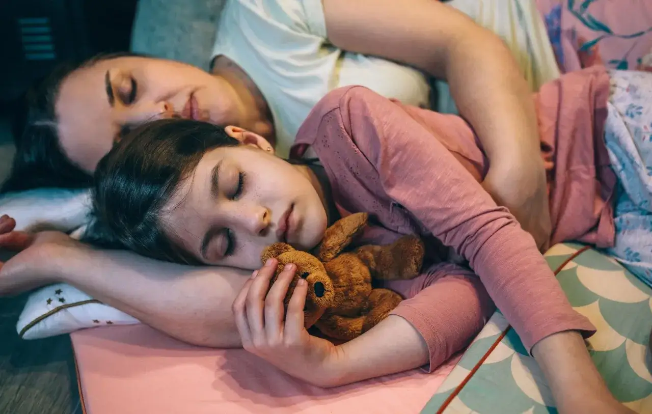 Zdjęcie Do jakiego wieku dziecko śpi z rodzicami? Kluczowe informacje i porady