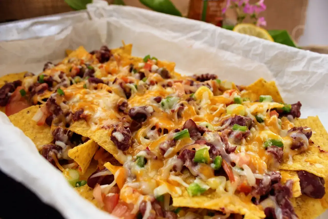 Nachos con salsa de queso y chili con carne