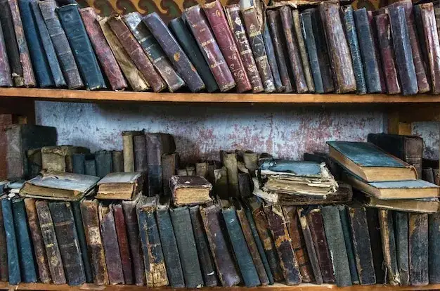 kolekcja starych słowników na półce w bibliotece