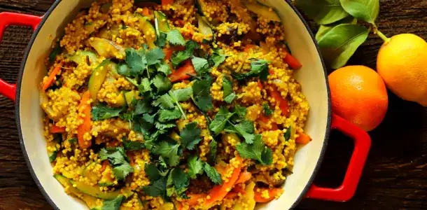 Kasza jaglana w misce z owocami i warzywami