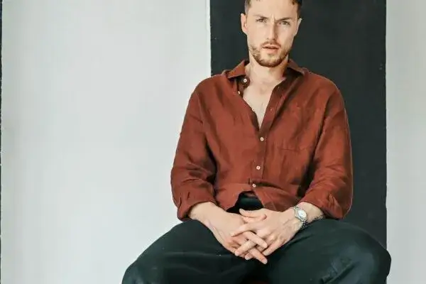 Zdjęcie Jakie spodnie do czerwonej koszuli - unikaj modowych wpadek