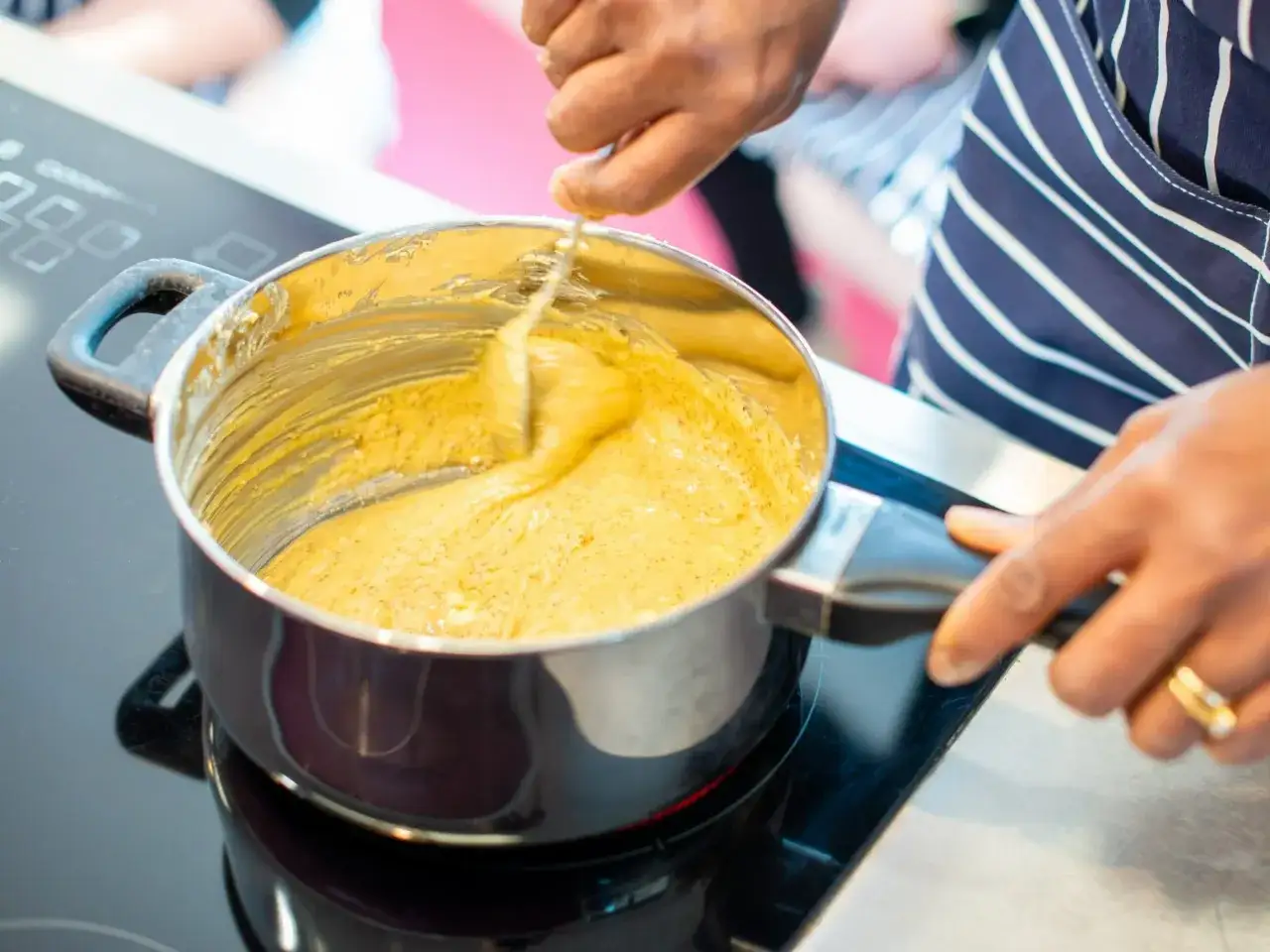 Przypalona zupa mleczna w garnku