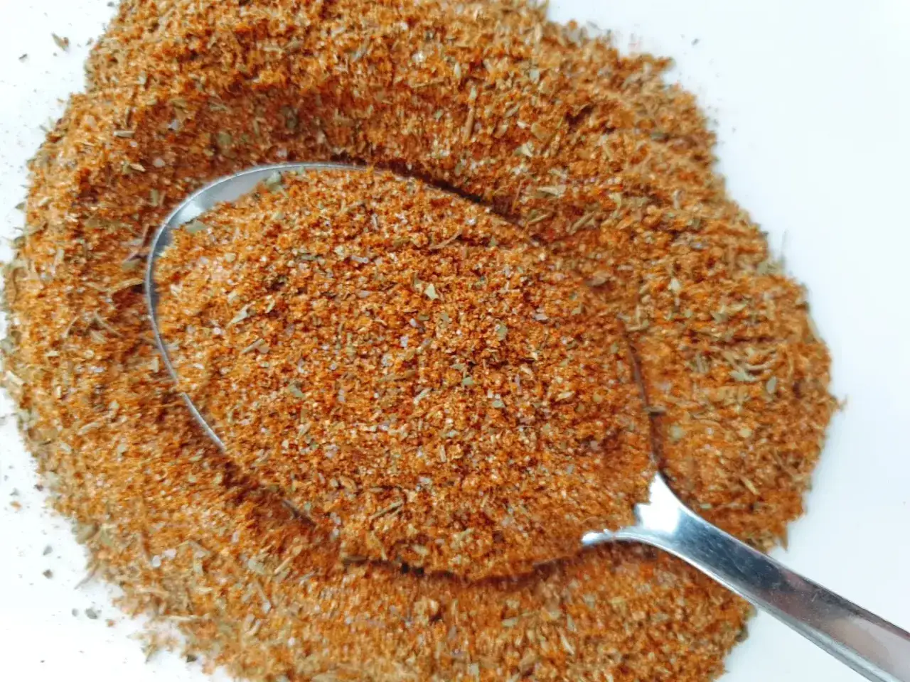 Łyżka pełna aromatycznej przyprawy do kebaba, idealna do domowego przepisu.