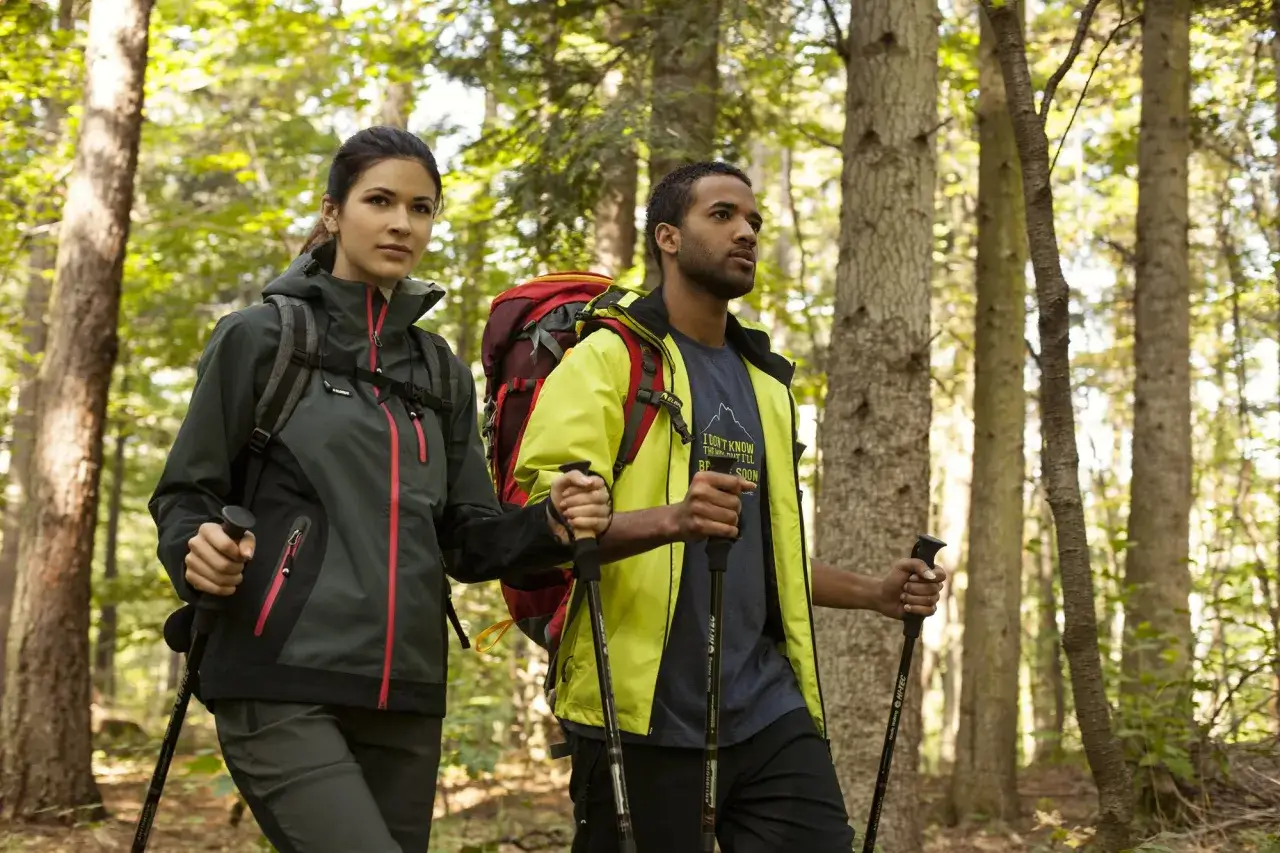 Para spaceru po lesie we wrześniu, gdy pogoda bywa zmienna, warto zabrać ciepłe kurtki i kijki trekkingowe.