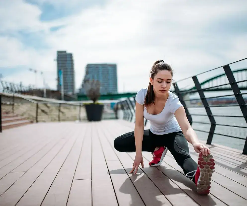 Osoba wykonująca dynamiczną rozgrzewkę przed treningiem