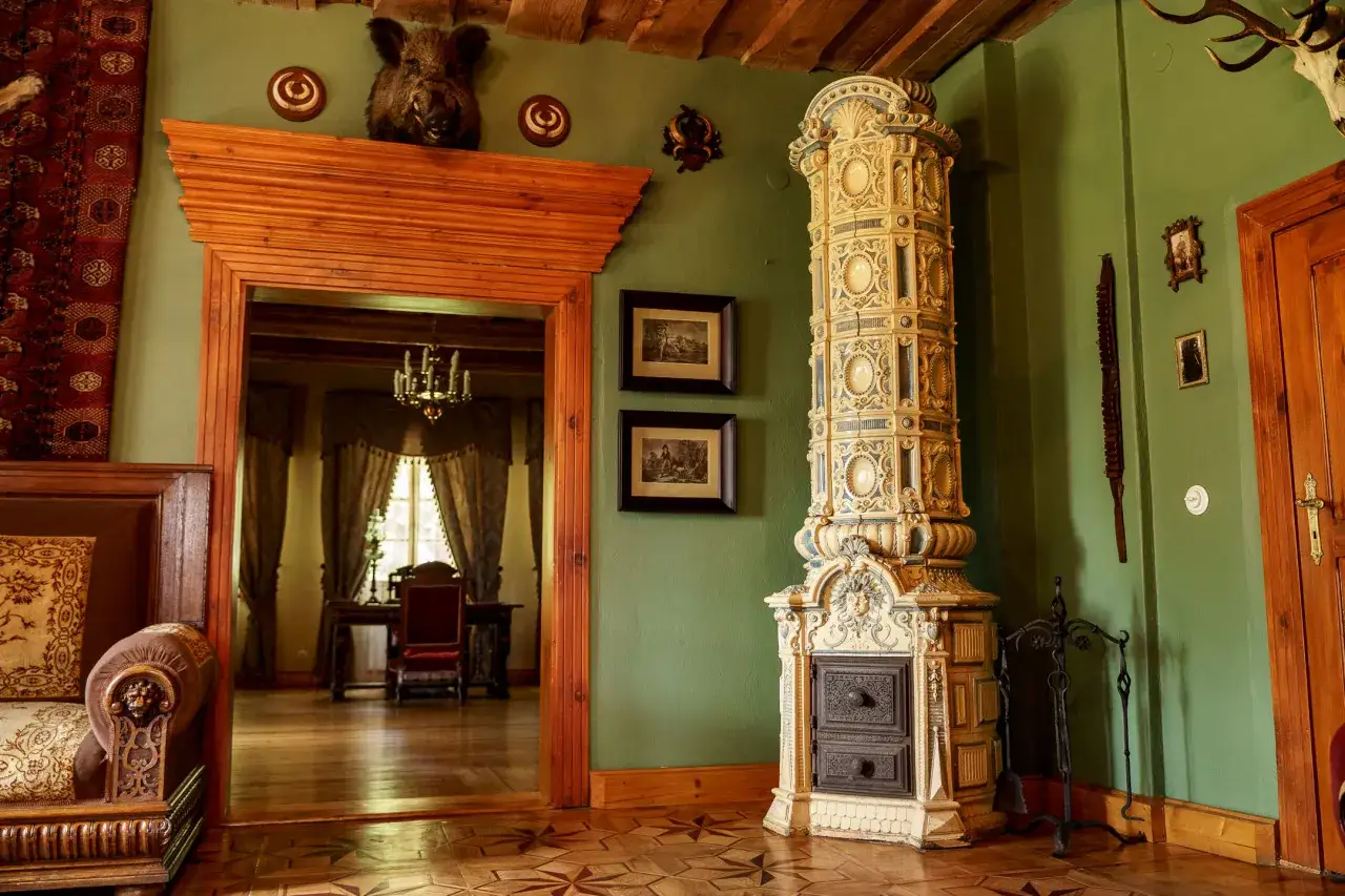 Bogactwo wnętrz starych dworków: piec kaflowy, trofea myśliwskie i zabytkowe meble tworzą niepowtarzalny klimat.