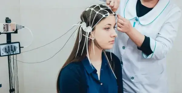 pracownia EEG z aparaturą