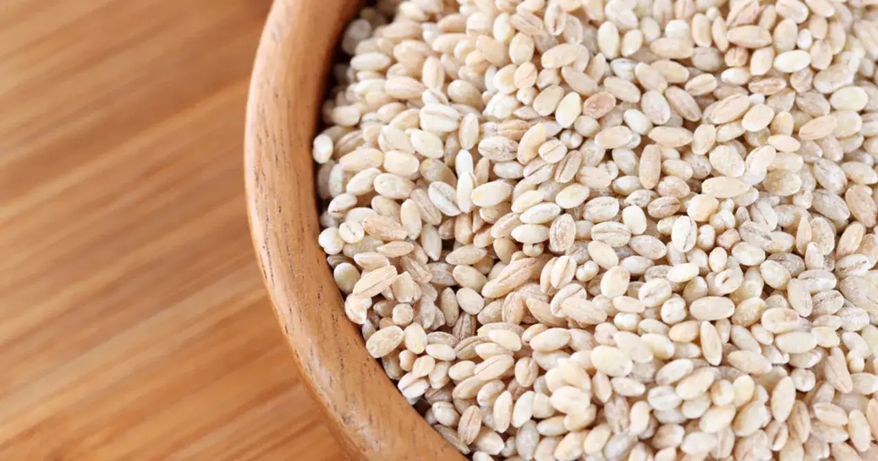 Kasza jęczmienna w drewnianej misce. Niska zawartość indeksu glikemicznego sprawia, że jest idealna dla diabetyk&oacute;w.