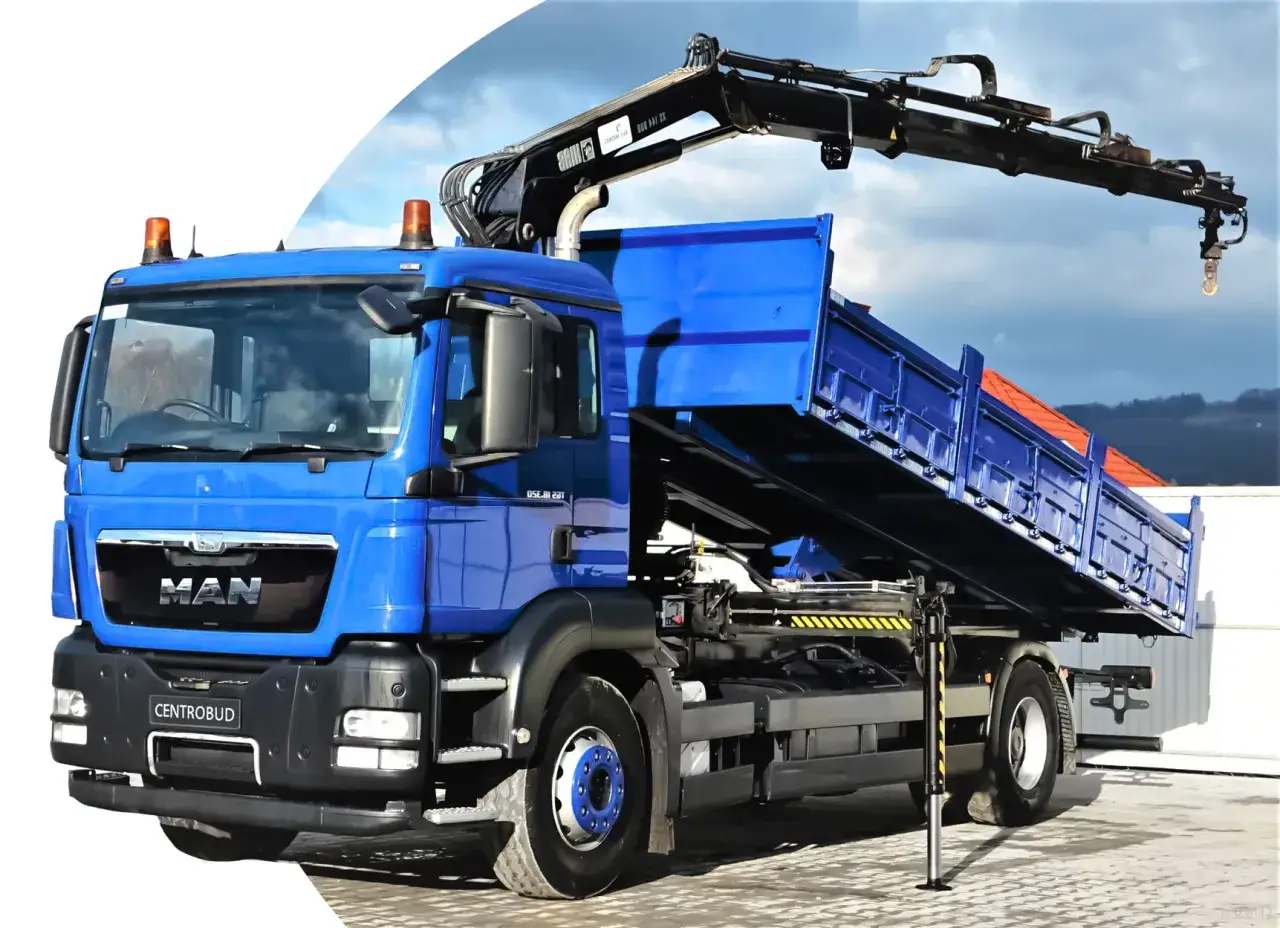 Niebieska ciężarówka z HDS, z podniesioną skrzynią ładunkową, gotowa do pracy w cbn centrum budowlane oddział śledziejowice.