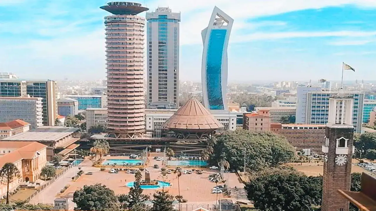 Nairobi, stolica Kenii, z charakterystycznymi wieżowcami i placem z fontanną.