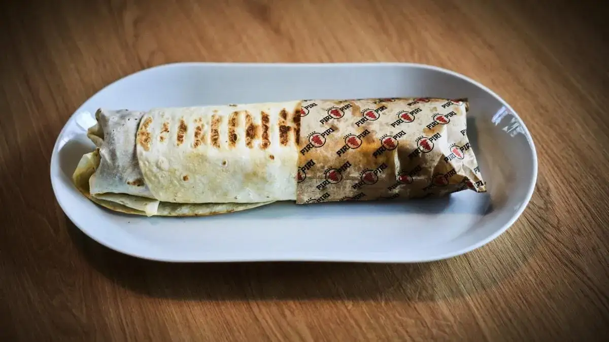 Kebab Piri Piri z kraftowym mięsem i świeżymi warzywami