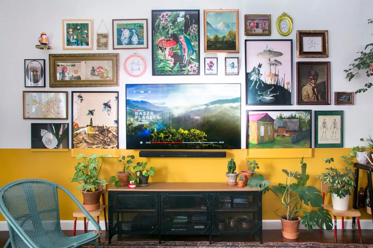 galeria obrazów nad telewizorem