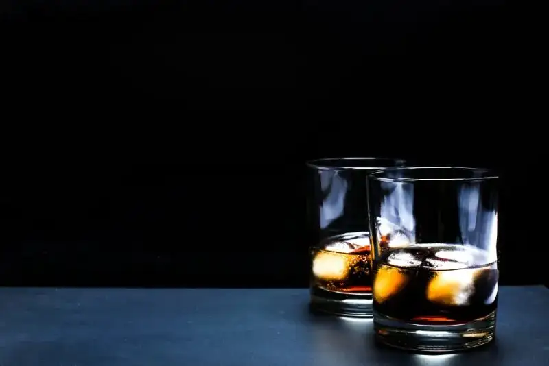 Zdjęcie Ile kalorii ma whisky z colą? Zaskakujące fakty o napoju!