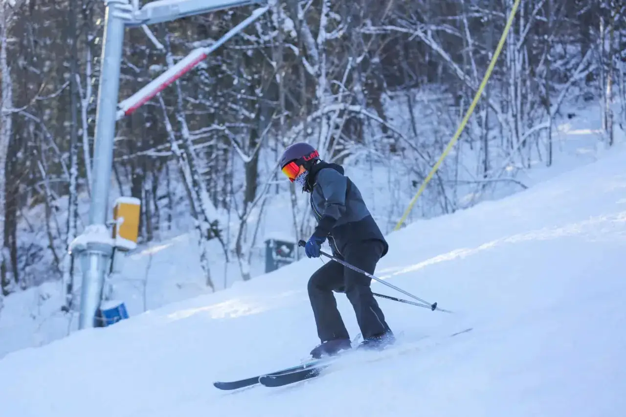 Zdjęcie Jakie narty dla początkujących? Wybierz sprzęt, który ułatwi naukę