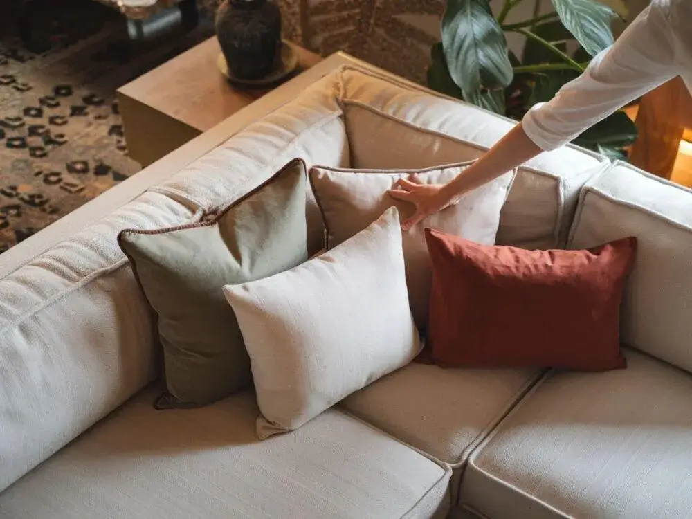 Zdjęcie Jak układać poduszki na łóżku, by stworzyć elegancką aranżację