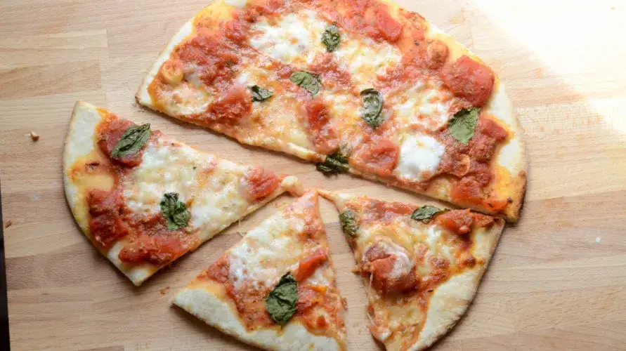 Zdjęcie Ile gram ma pizza 30 cm? Zaskakujące różnice w wadze i składnikach