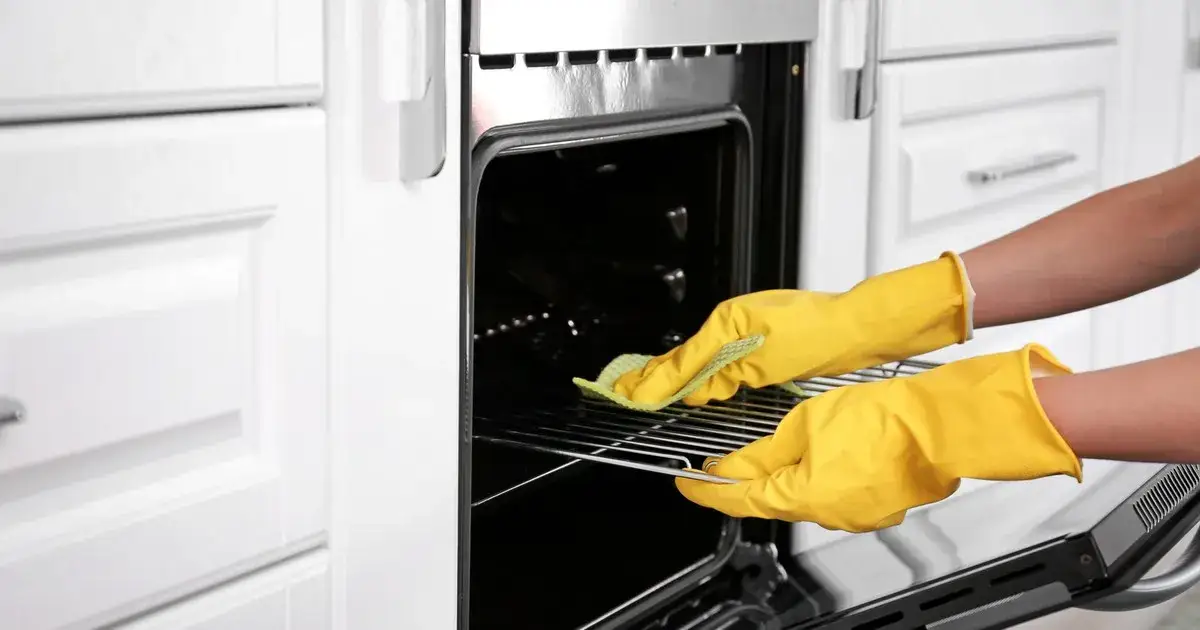 Zdjęcie Czyszczenie piekarnika katalityczne czy parowe – która metoda jest lepsza?