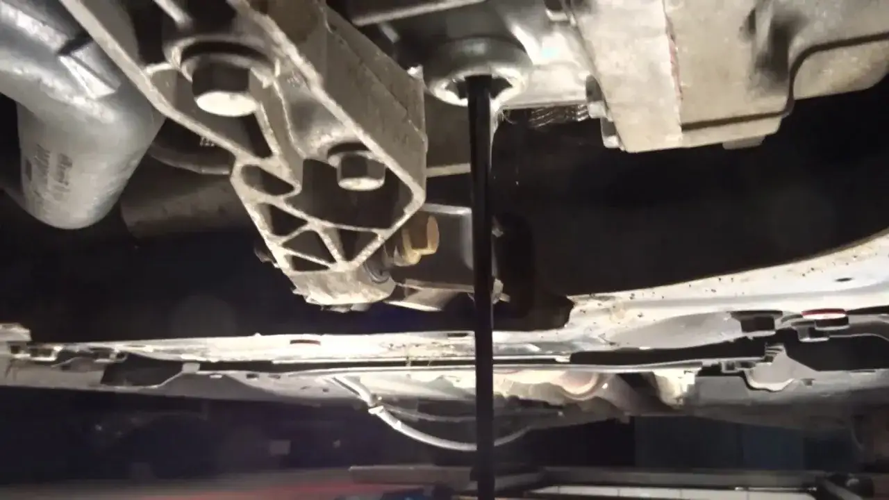 Zdjęcie Jaki olej do Volvo S60 2.4 benzyna? Odpowiedni wybór dla silnika