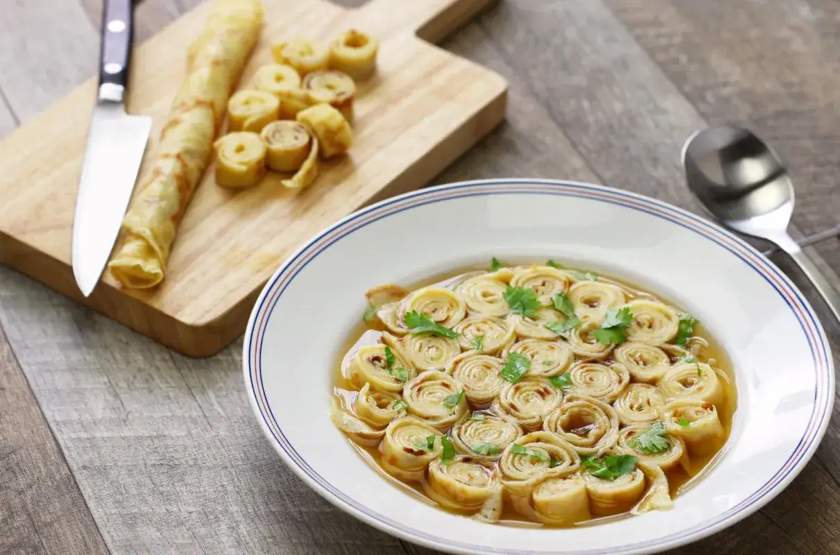 Zdjęcie Jaką zupę do naleśników wybrać, by zaskoczyć gości smakiem?