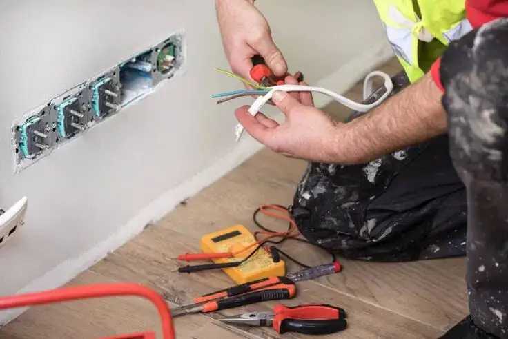 Zdjęcie Ile kosztuje elektryka w domu 100m2? Poznaj ukryte koszty instalacji