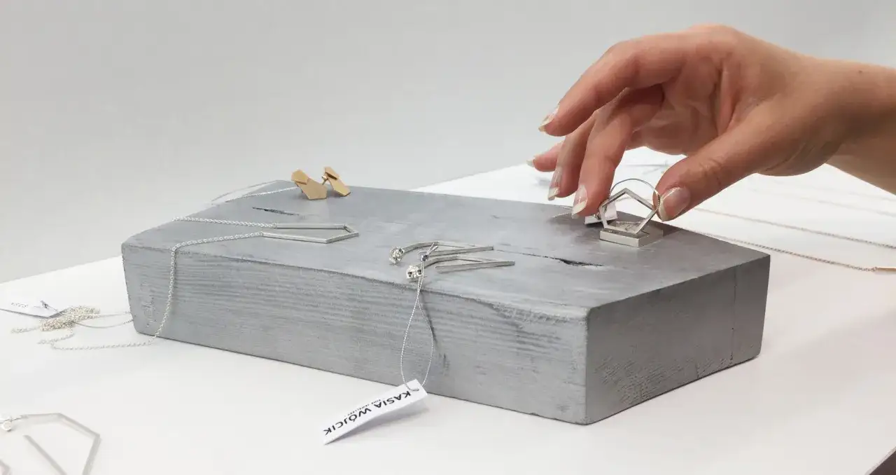 Zdjęcie Kiedy mężczyzna daje kobiecie biżuterię i co to naprawdę oznacza