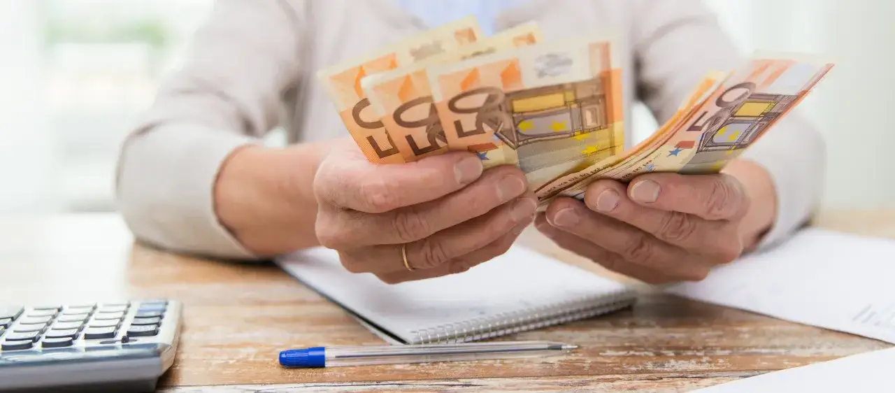 Zdjęcie Ile bierze opiekunka do osoby starszej? Sprawdź stawki i koszty