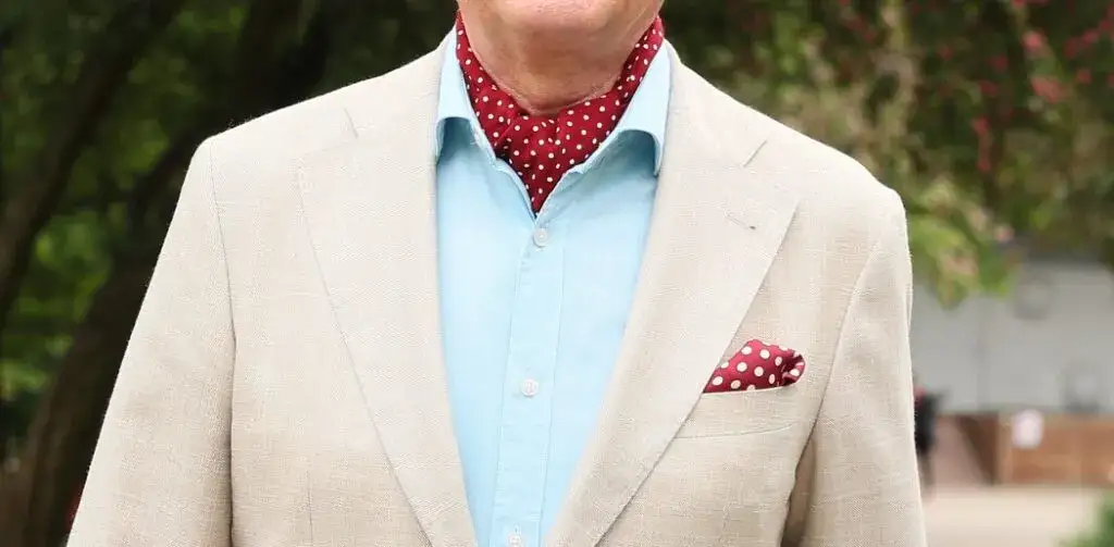 Zdjęcie Jak prawidłowo nosić fular męski: 5 zasad eleganckiego wiązania