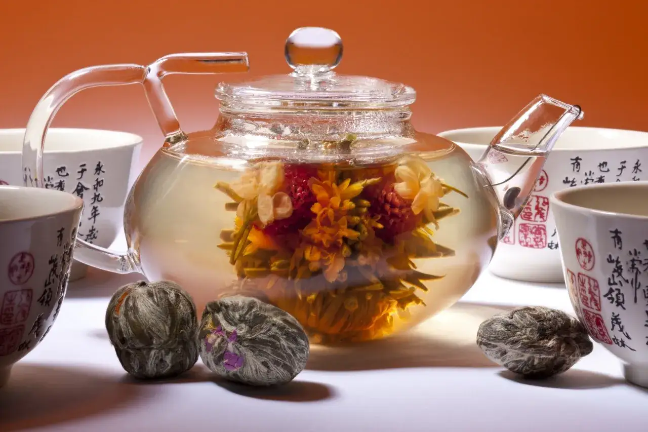 Zdjęcie Jak parzyć herbatę rozkwitającą, aby cieszyć się jej magią?