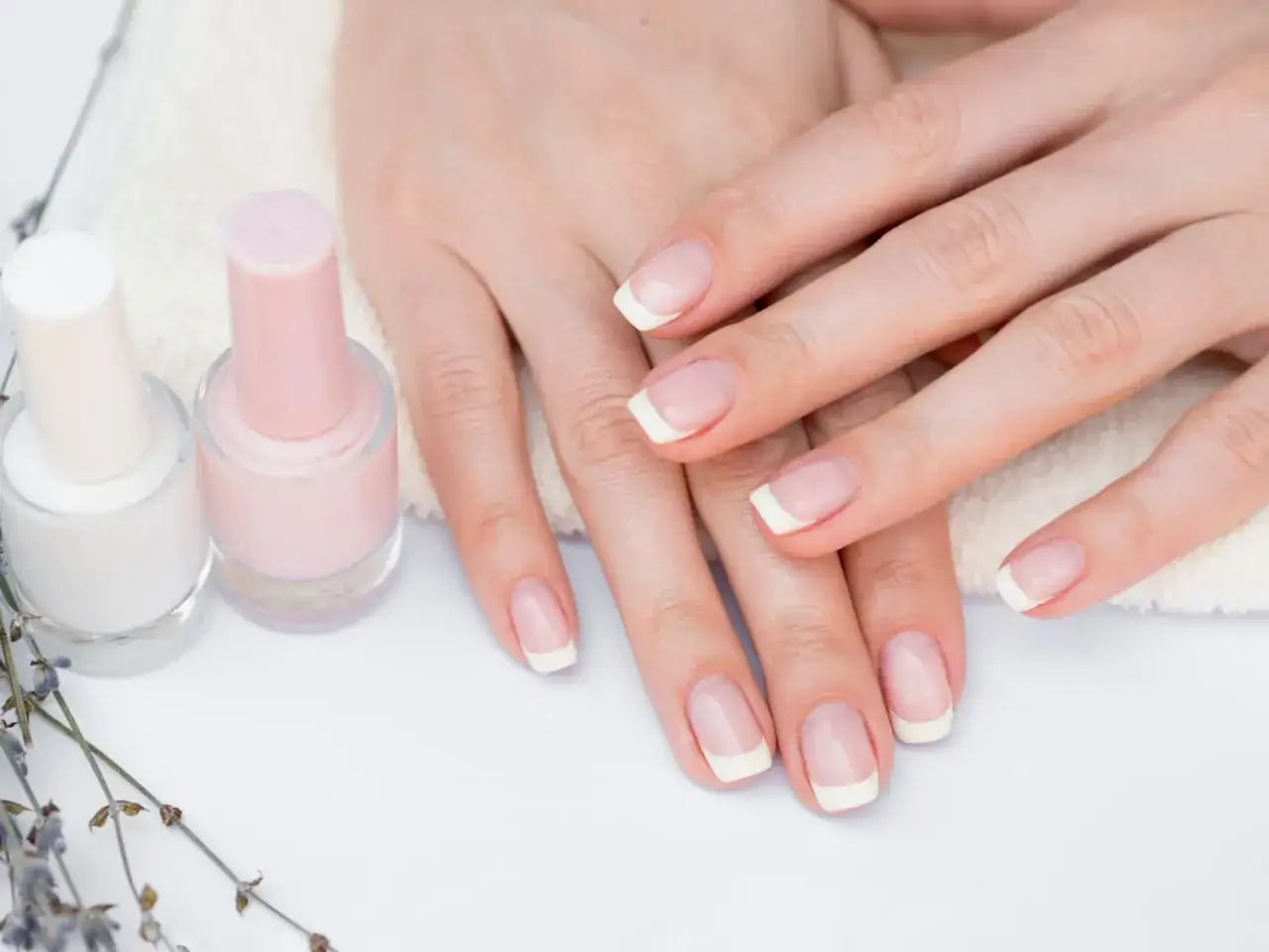 Zdjęcie French co to znaczy paznokcie? Odkryj tajemnice manicure francuskiego