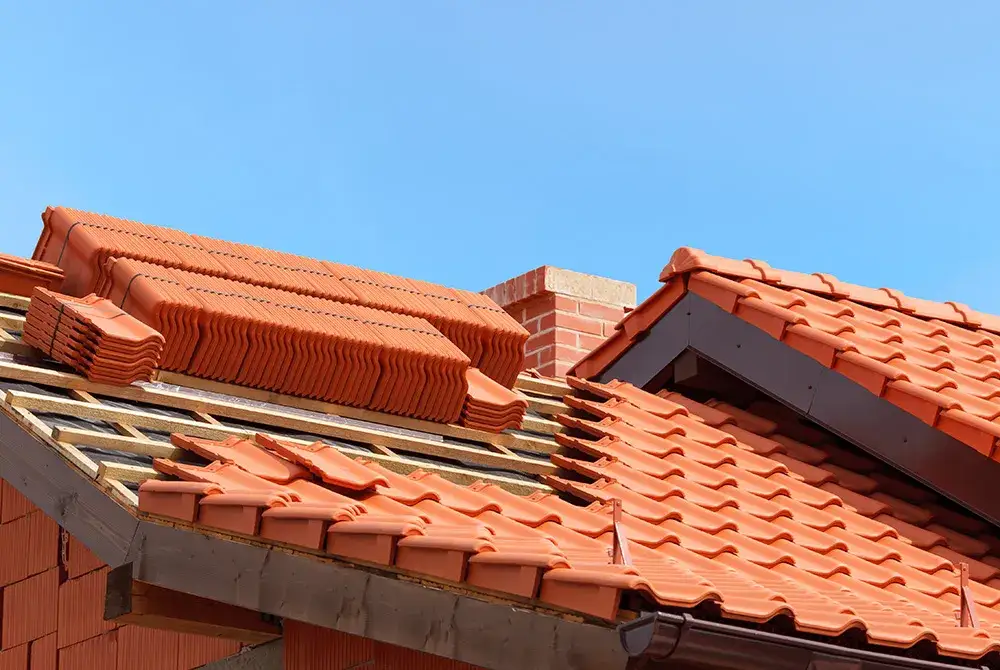 Zdjęcie Ile dachówki karpiówki na 1 m²? Oblicz dokładnie, uniknij zaskoczeń!