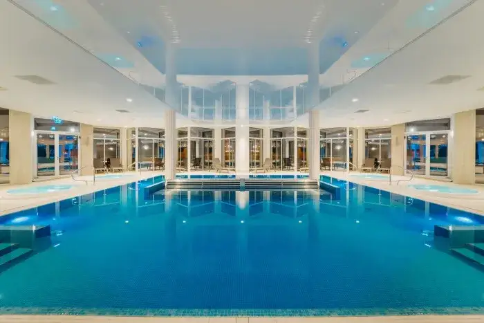 Zdjęcie Co zabrać do hotelu z basenem, aby uniknąć nieprzyjemności i cieszyć się wypoczynkiem