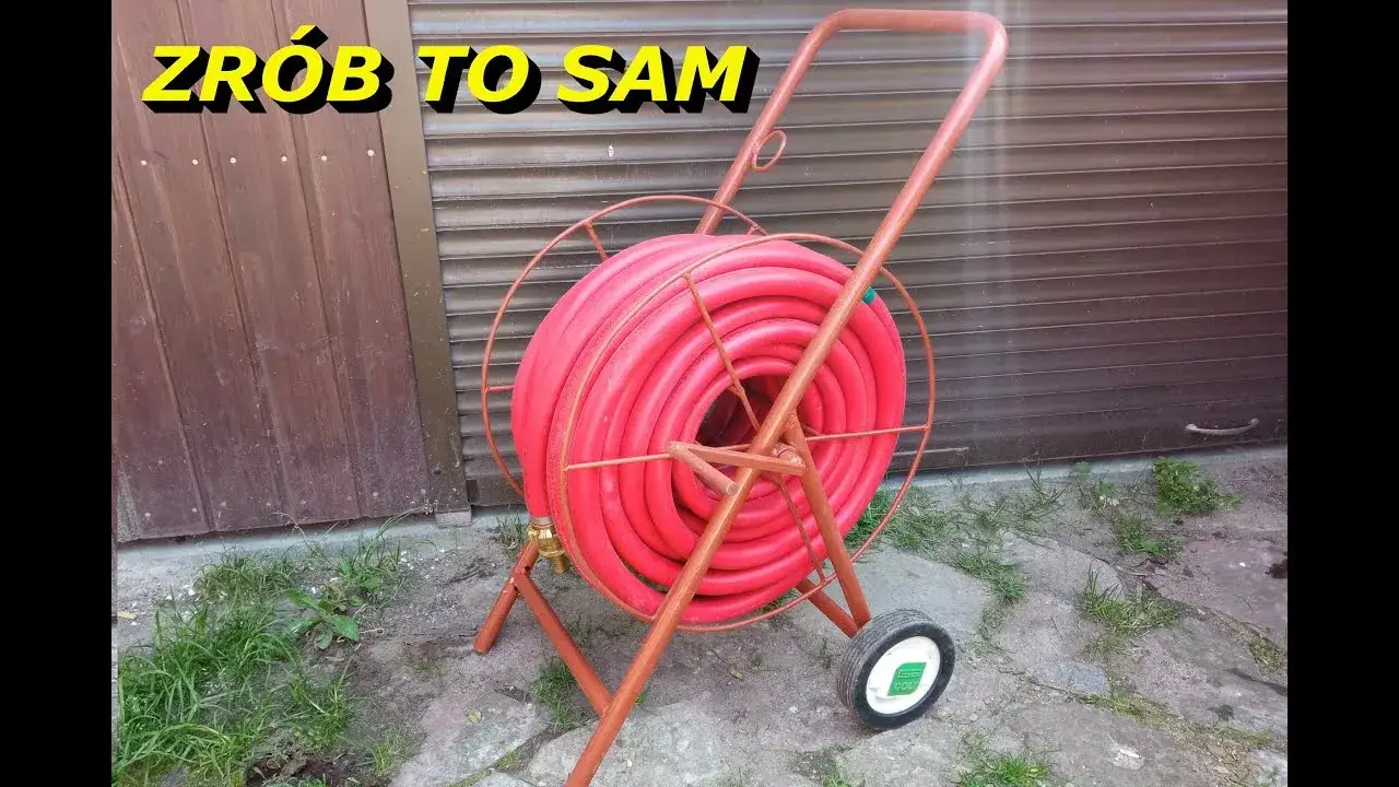 Drewniany bęben na wąż ogrodowy DIY