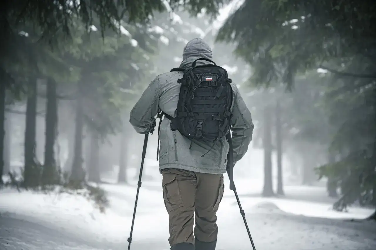 turysta pakujący plecak