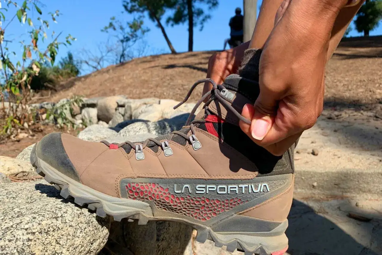 Dobre buty na safari w Kenii to solidne, brązowe trekkingowe buty La Sportiva. Gotowe na przygodę!