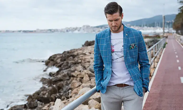 mężczyzna koszula rozpięta t-shirt casual