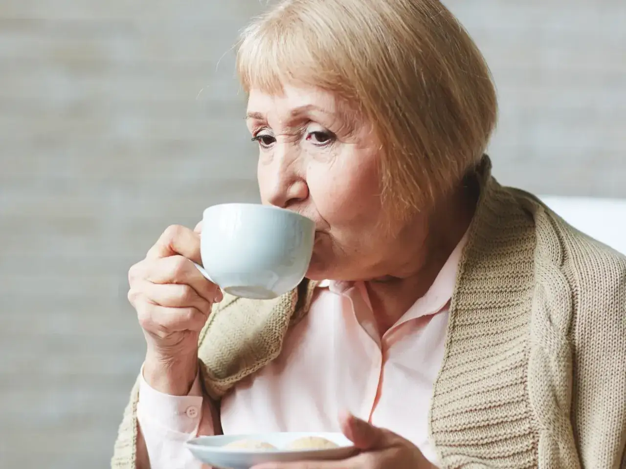 osoba z nadciśnieniem pije kawę