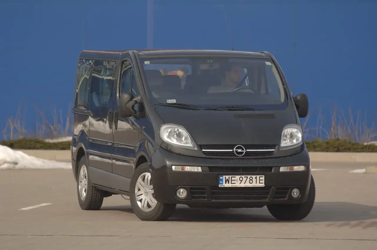 Czarny Opel Vivaro, idealny do rodzinnych wyjazdów, z niskim opel vivaro spalanie. Kierowca w szarym golfie.