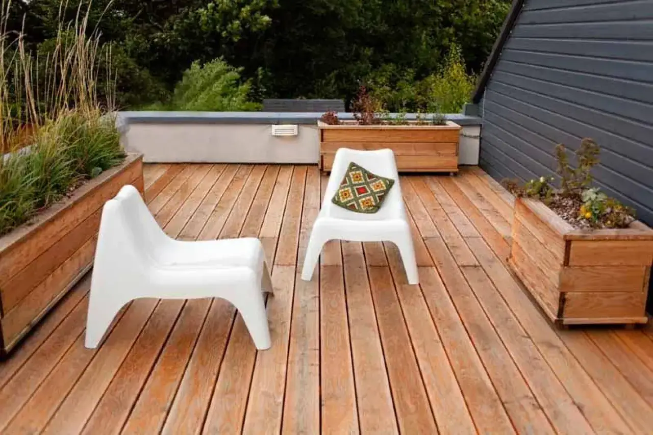 Nowoczesny taras z różnymi nawierzchniami