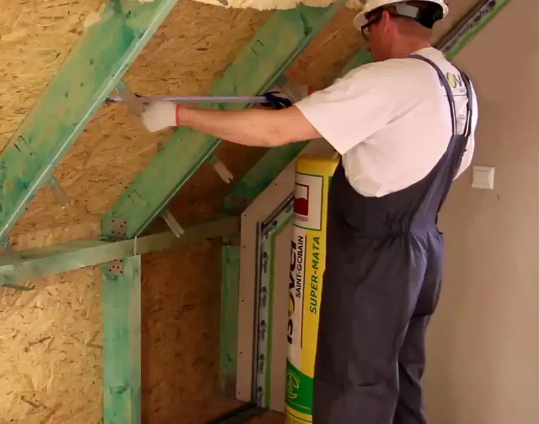 montaż wełny szklanej między krokwiami