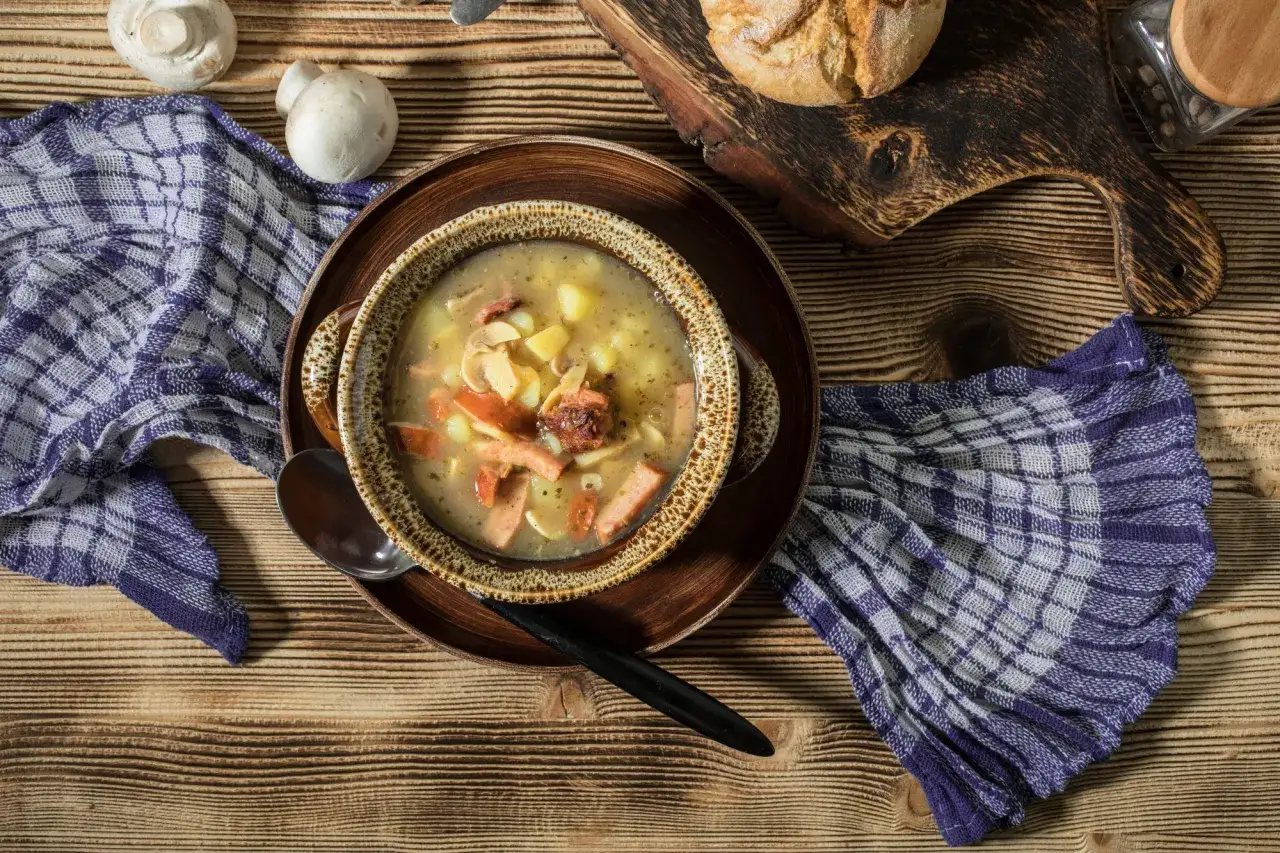 Aromatic żurek z kiełbasą i ziemniakami w misce. Zastanawiasz się, czy żurek można mrozić? Tak, można, a potem delektować się smakiem!