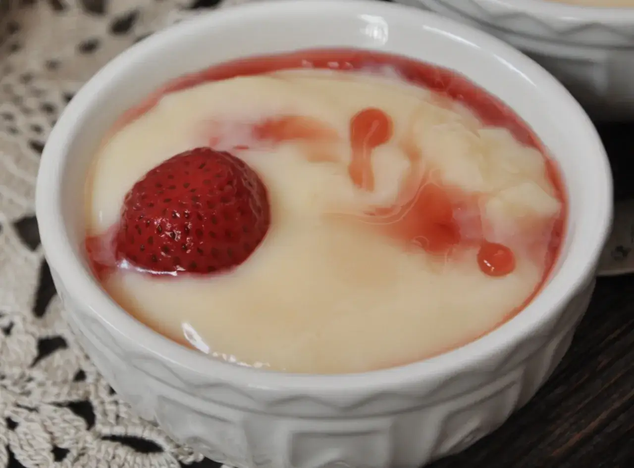 Pyszny budyń bezglutenowy z truskawką i sosem. Idealny przepis na deser.