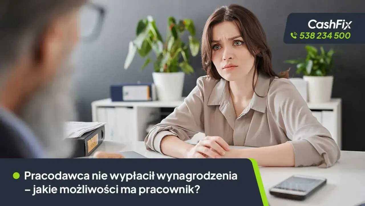Zmartwiona kobieta dowiaduje się, jakie prawa ma pracownik, gdy pracodawca nie wypłaca wynagrodzenia.
