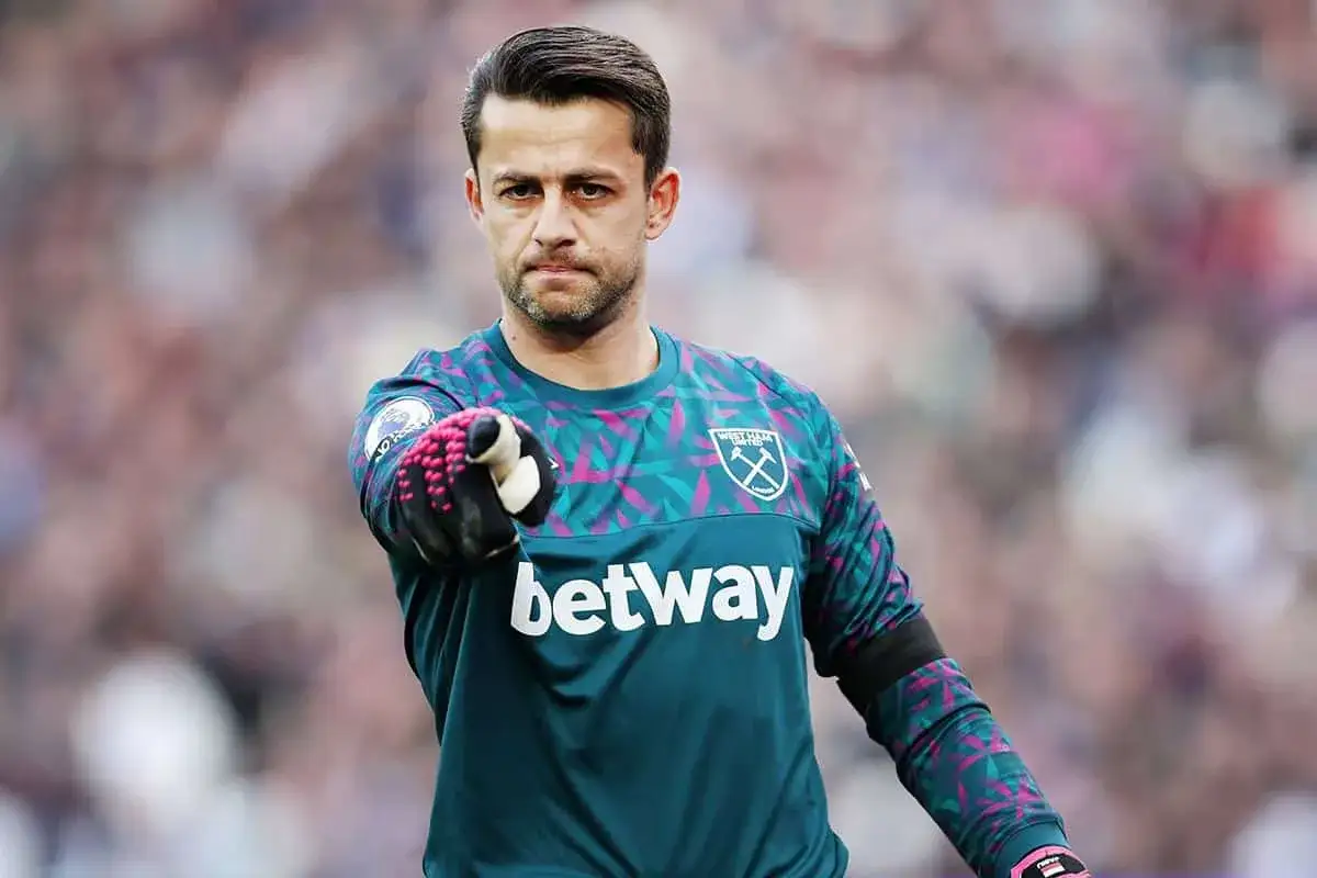 Bramkarz West Ham United, Łukasz Fabiański, w akcji. Gdzie mieszka Fabiański? Na boisku!