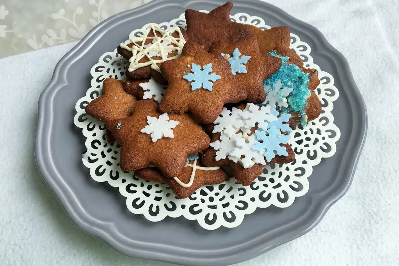 Gwiazdkowe pierniki bezglutenowe przepis. Dekorowane płatkami śniegu i lukrem, wyglądają jak zimowy cud.