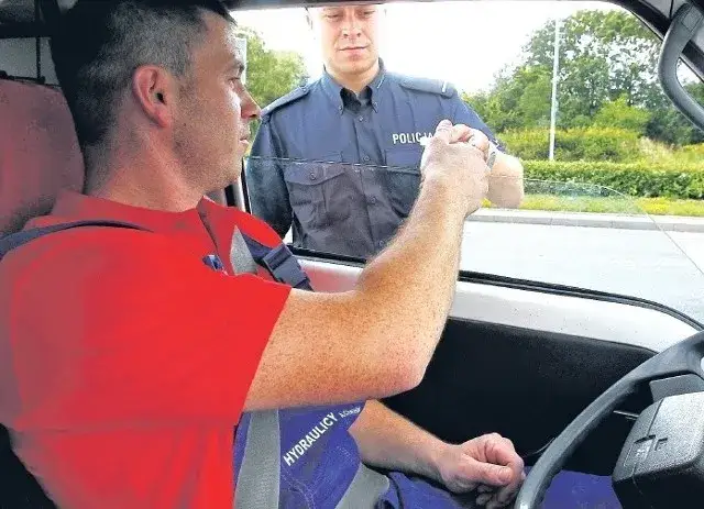 kierowca sprawdza polisę OC