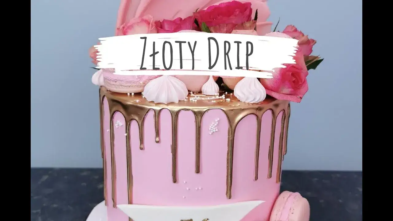 malowanie złotym pyłkiem na torcie pędzelkiem