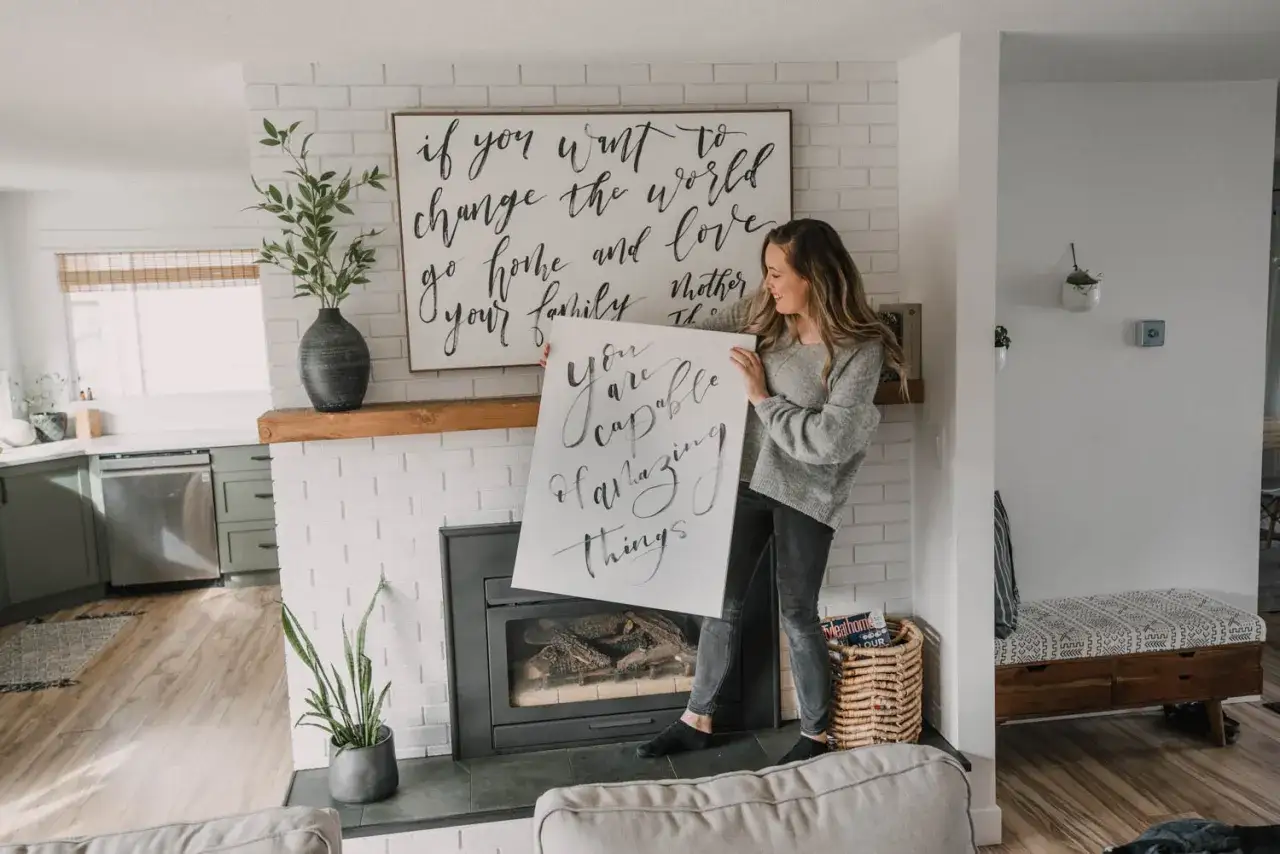 Kobieta trzyma tablicę z napisem 