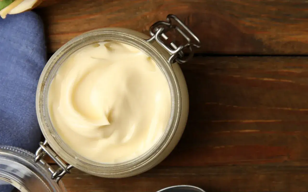 Gładki, kremowy majonez domowy w słoiku, gotowy do podania. Idealny do kanapek i sałatek.