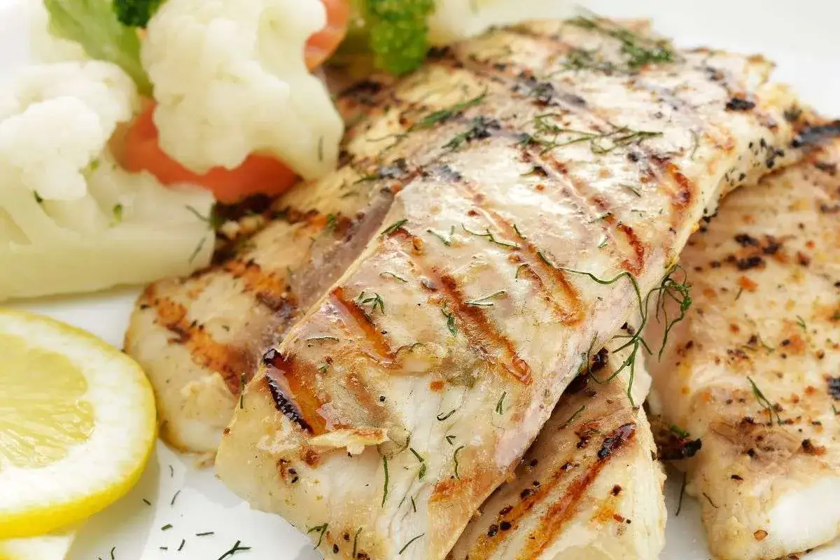 Świeże zioła i przyprawy do ryb na drewnianej desce